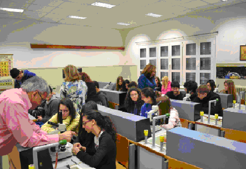 Οι μαθητές της γ’ γυμνασίου προετοιμάζουν και παρατηρούν νωπά φυτικά κύτταρα, στα πλαίσια του μαθήματος της βιολογίας.